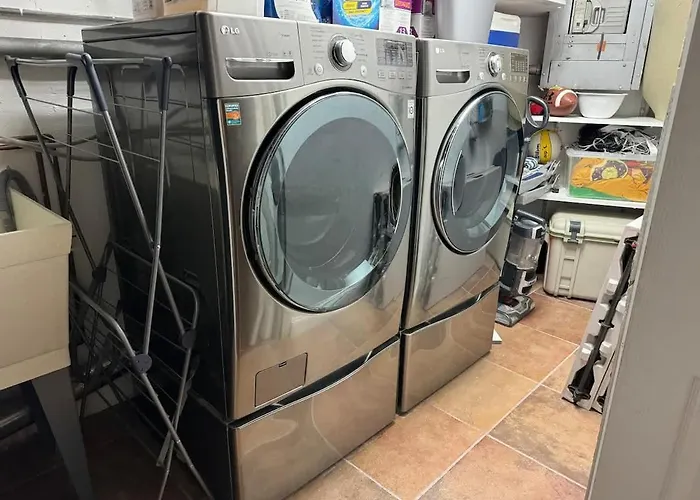 3-story Townhome Free Parking Private Patio Washer-dryer *