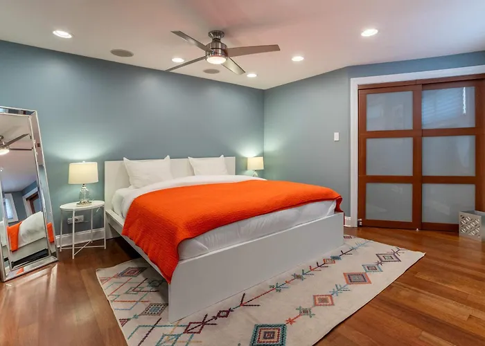 3-story Townhome Free Parking Private Patio Washer-dryer * Chicago