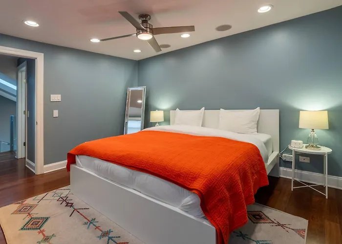 3-story Townhome Free Parking Private Patio Washer-dryer * Chicago