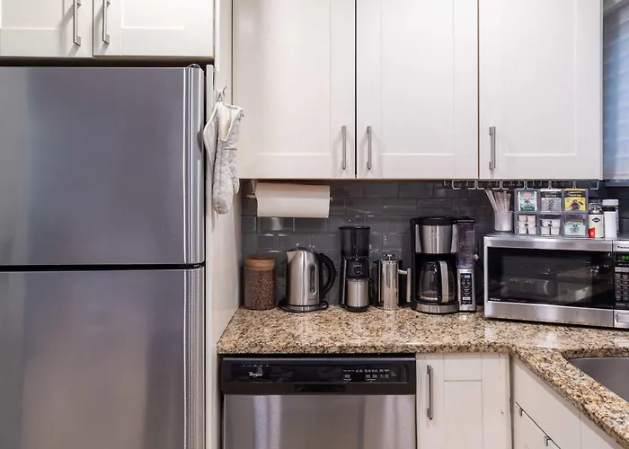 3-story Townhome Free Parking Private Patio Washer-dryer