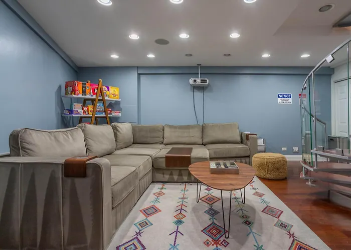 3-story Townhome Free Parking Private Patio Washer-dryer *